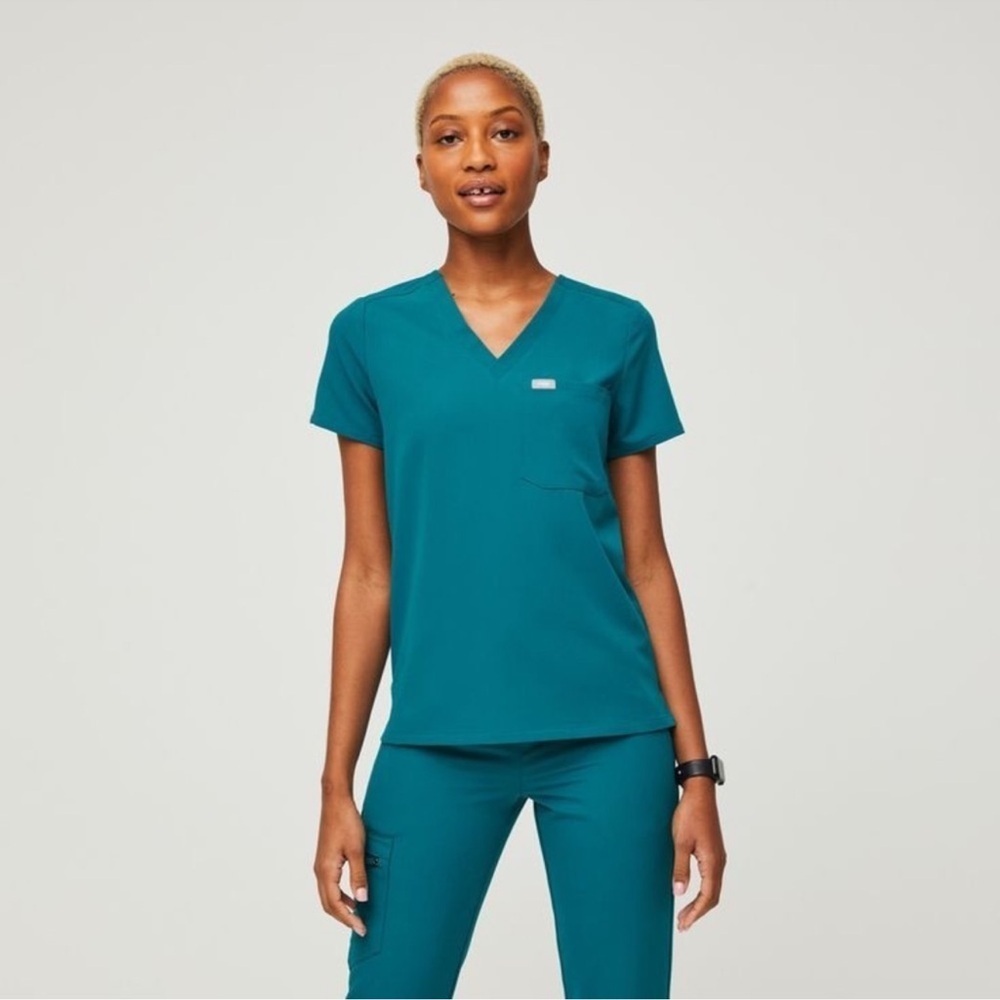 NWT figs Catarina one pocket top In Pacific Blue